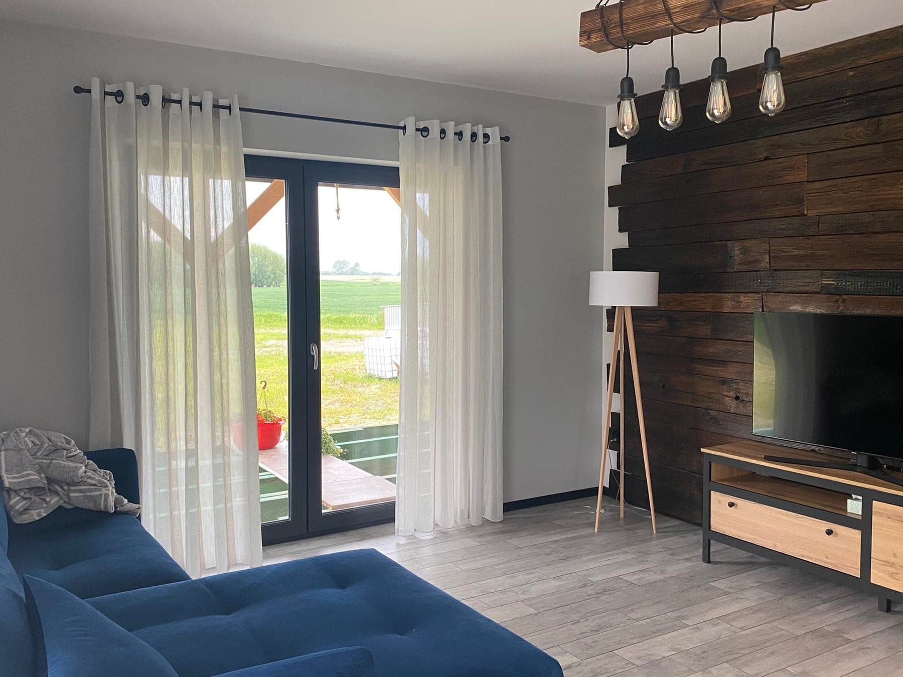 Lniane zasłony przy tarasowym oknie — realizacja Alice Decor